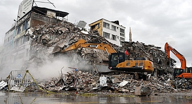 Malatya'da yıkım ve enkaz kaldırma çalışmaları devam ediyor