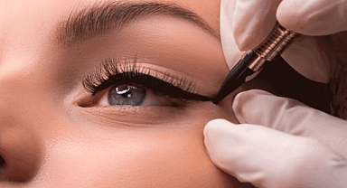 Mükemmel eyeliner çekmenin basit yolu! Adım adım çekici bakışlar elde edin