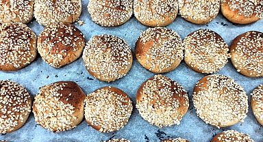 Osmaniye'de geleneksel bayram lezzeti kömbe, depremzedeler için pişiriliyor