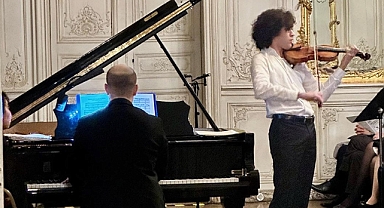 Paris'te Türk keman virtüözü Elçi-Özsoy depremzede çocuklar için sahneye çıktı