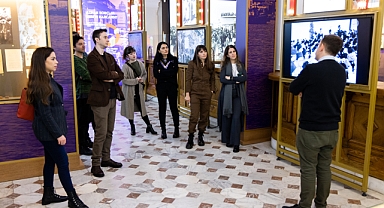 ROBOT PİNOKYO OYUNCULARINDAN YAŞASIN CUMHURİYET SERGİSİ’NE ZİYARET 