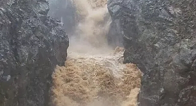 Sağanak yağış sonrası şelale coştu