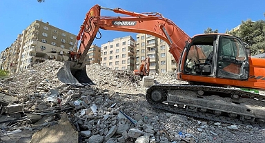 Şanlıurfa'da ağır hasarlı binaların yıkımı sürüyor
