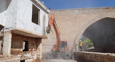 Şanlıurfa'da yıkım kararı alınan binalarda çalışmalar başladı