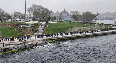 Sarayburnu Limanı'nda demirleyen TCG Anadolu gemisine ziyaretçi akını
