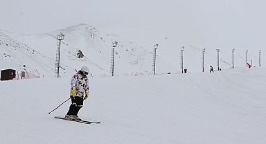 Sezonu ilk açan Palandöken'de kayak keyfi nisanda da devam ediyor