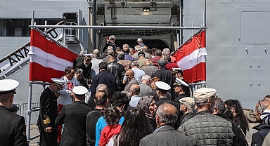 TCG Anadolu gemisi, Sarayburnu Limanı'nda ziyaretçi akınına uğradı