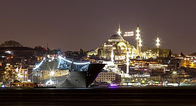 TCG Anadolu gemisi Sarayburnu'nda vatandaşların ziyaretine açıldı