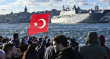 TCG Anadolu, İstanbul Boğazı'ndaki geçişini tamamlayıp Sarayburnu'na döndü