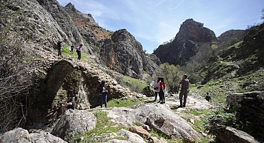 Tunceli'de ilkbaharın gelişiyle tarih ve doğa gezileri başladı