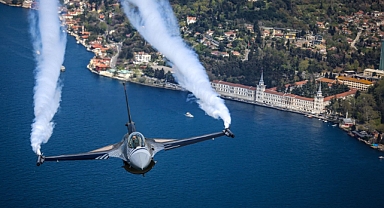 Türk Hava Kuvvetleri, TEKNOFEST kapsamında İstanbul semalarında selamlama uçuşu yaptı