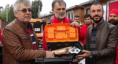 Türk Kızılay, Hatay'da 193 depremzede esnafa takım çantası dağıttı 