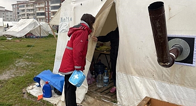 Türk Kızılay mobil sağlık aracı, Malatya'da depremzedelere hizmeti sürdürüyor