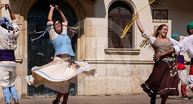 Türkiye'deki depremzedelere yardım için İspanya'da dans gösterisi yapıldı 