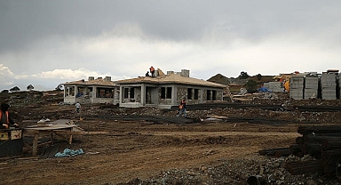 Türkoğlu'ndaki köy tipi afet evleri projesinde 5 evin kaba inşaatı tamamlandı