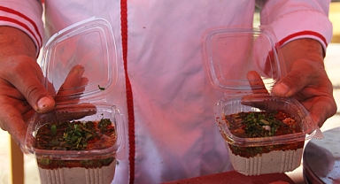 Üç kuşaktır yaptıkları mezeleri depremin ardından açtığı tezgahta müşterilerine sunuyor