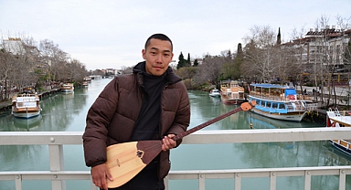 Ülke ülke gezerek geleneksel Türk müziğini tanıtıyor