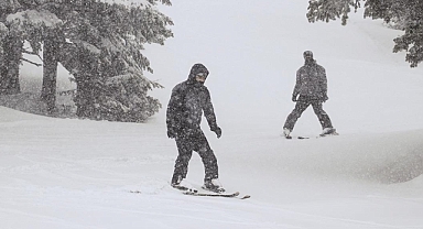 Uludağ'a nisan ortasında kar yağdı