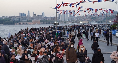 YILIN EN BÜYÜK İFTAR SORFASI ÜSKÜDAR’DA BU KEZ DEPREMZEDELER İÇİN KURULDU