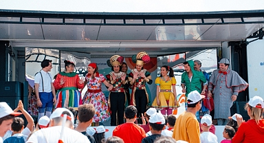 ZORLU ÇOCUK TİYATROSU ÇOCUKLAR İÇİN DEPREM BÖLGESİNDE