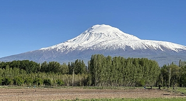 Ağrı Dağı'na kar yağdı