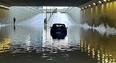 Ankara’da beklenen yağış geldi: Yollar göle döndü, araçlar mahsur kaldı