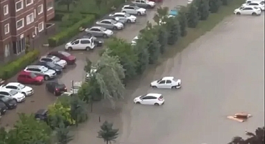 Ankara'da sağanak sele döndü! Araçlar yolda kaldı, iş yerlerini su bastı