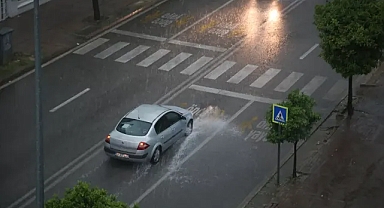Antalya'da sağanak ve fırtına etkili oluyor 