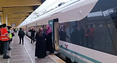 Bakan Karaismailoğlu, milli elektrikli trenin üçüncü setinin yakında raylara ineceğini açıkladı