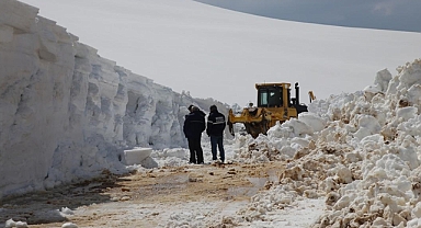Bayburt'ta yüksek rakımlı köy ve yayla yollarında karla mücadele sürüyor