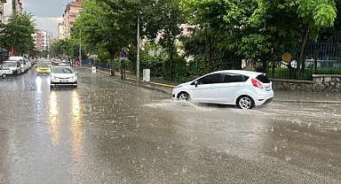 Burdur'da dolu ve sağanak su baskınlarına neden oldu