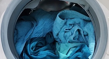 Çamaşır makinesinin yıkama bölümüne 1 kaşık koyun. Hem çamaşırlar güzel kokuyor hem fatura düşüyor