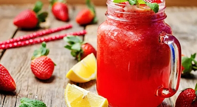 Çilekli limonata tarifi! Evde çilekli limonata nasıl yapılır?