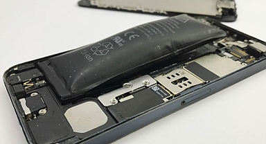 Çöpe atılan telefon bomba gibi patladı