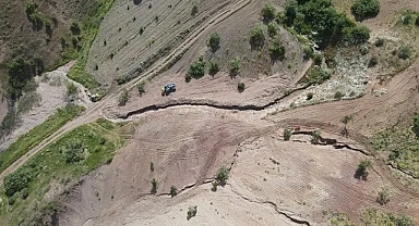 Deprem nedeniyle tepe çökünce manzarası değişen iki köy görüntülendi