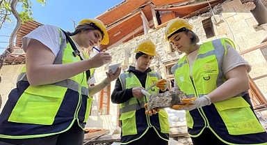 Depremden etkilenen tarihi Antakya evlerindeki nitelikli eserler kurtarılıyor