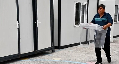 Depremlerden etkilenen Hatay'da seçim için sandıklar kurulmaya başlandı