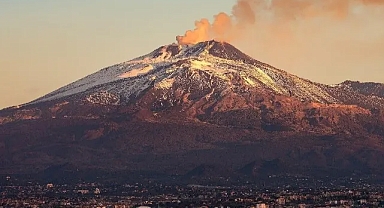 Etna yanardağı bir kez daha kül püskürtmeye başladı
