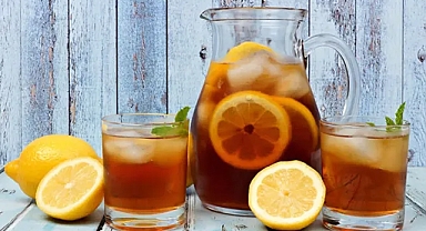Ev yapımı limonlu ve şeftalili soğuk çay 