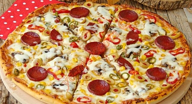 Evde pizza nasıl yapılır? Yumuşak hamurlu, karışık pizza nasıl yapılır? Evde pizza tarifi