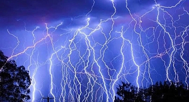 Fransa'da son 24 saatte 25 binden fazla yıldırım düştü