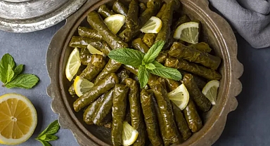 Gelinim mutfakta yaprak dolama tarifinin püf noktası! 