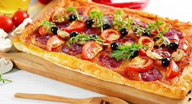 Hafta sonu kahvaltınızı renklendirin! Milföy pizza tarifinin pişme süresi sadece 15 dakika