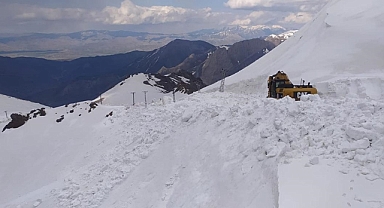 Hakkari'de ekipler karla mücadele çalışmalarını sürdürüyor