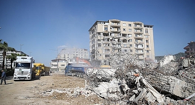 Hatay'da bina yıkım ve enkaz kaldırma çalışmaları sürüyor
