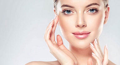 Her gün bunu yapanlar erken yaşlanıyor! Cilt bariyerini bozan en kötü alışkanlık, nem kaybının sebebi