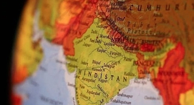 Hindistan’da facia! Alabora olan teknedeki 16 kişi hayatını kaybetti