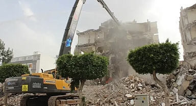 İskenderun'da ağır hasarlı binaların yıkım ve enkaz kaldırma çalışmaları başladı