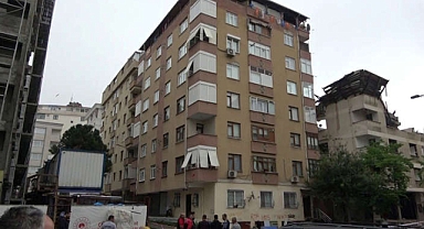 İstanbul'da kolonunda çatlak oluşan 7 katlı apartman tahliye edildi
