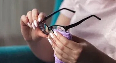 İYİ TEMİZLENMEYEN GÖZLÜKLER, BAKTERİ YUVASINA DÖNÜŞÜYOR